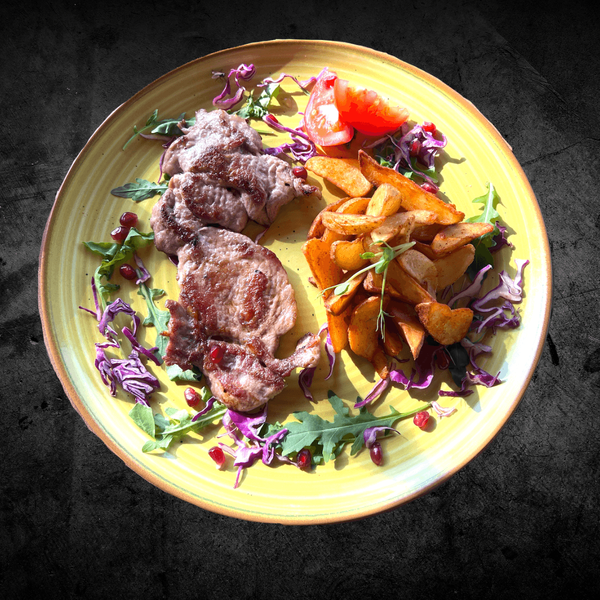 Ceafă de Porc Grill cu Cartofi Pai și Salată de Varză